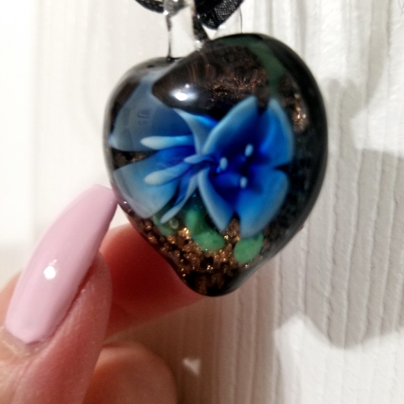 3D blue flower heart shaped glass pendant w/chain - Picture 2 of 4